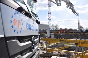 Jedna z najdłuższych pomp marki CIFA na podwoziu Mercedes  podczas pracy na budowie przy ul. Kłobuckiej w Warszawie